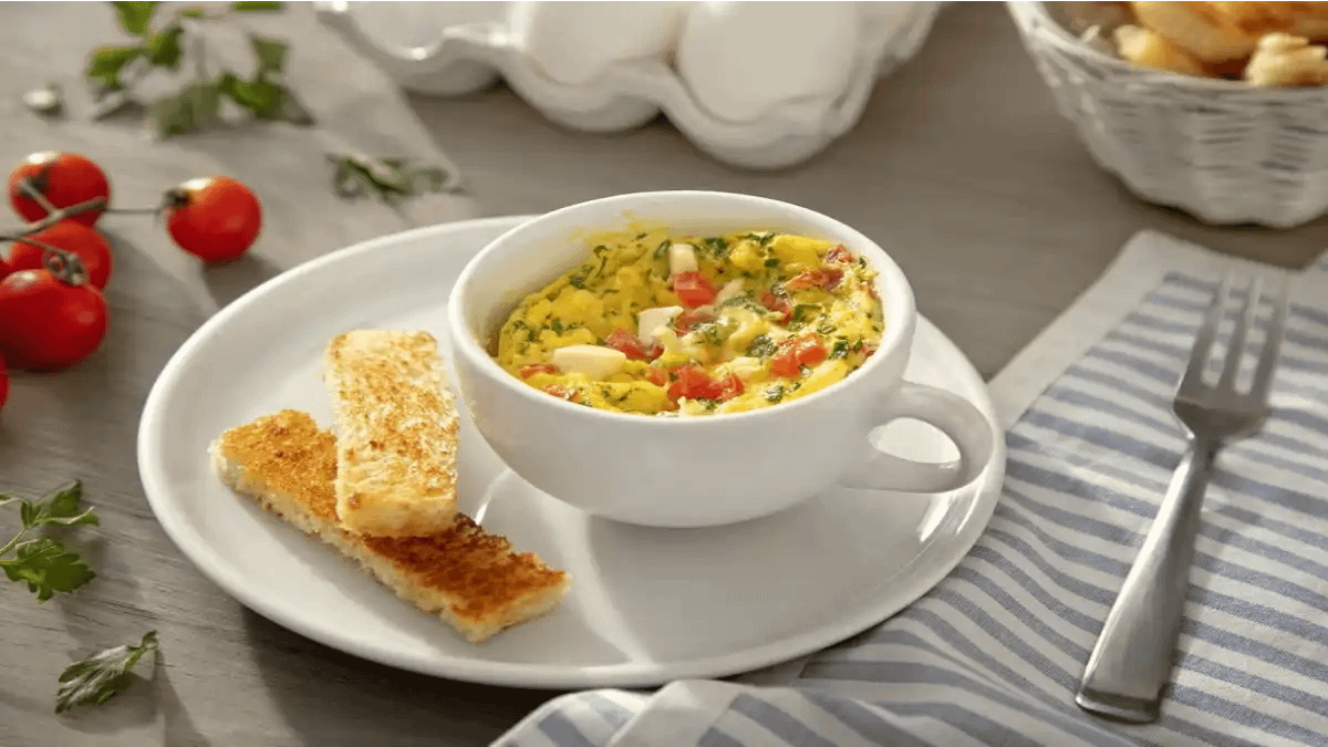 Os lanches proteicos com receitas rápidas no blog Conversa Pronta. Omelete de caneca.