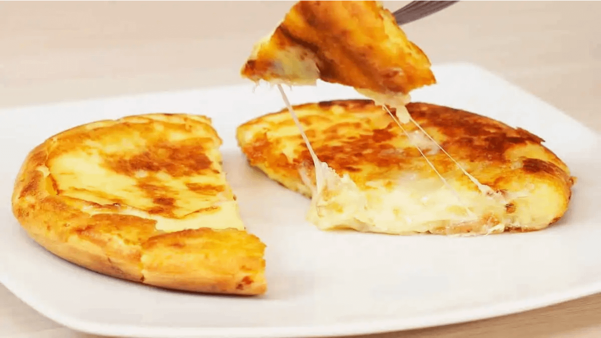 Os lanches proteicos com receitas rápidas no blog Conversa Pronta. Pão dee queijo de frigideira.