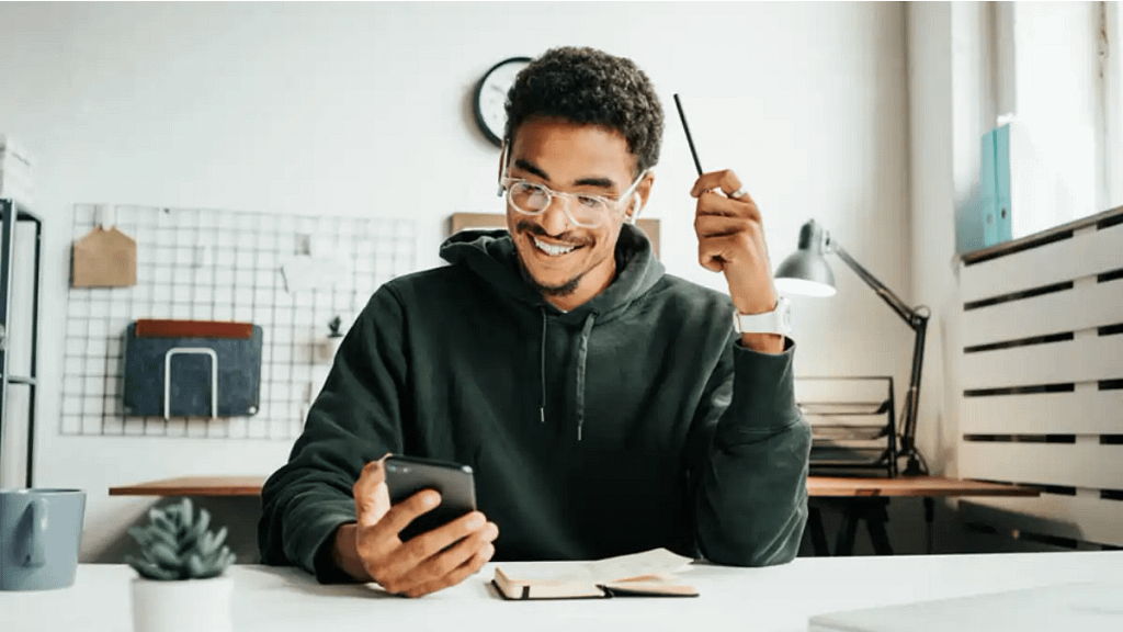 Rapaz nos apps de organização financeira no blog Conversa Pronta