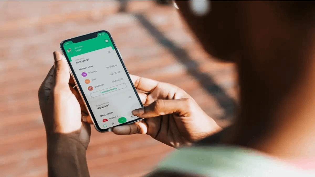 mulher no celular usando apps de organização financeira no blog Conversa Pronta