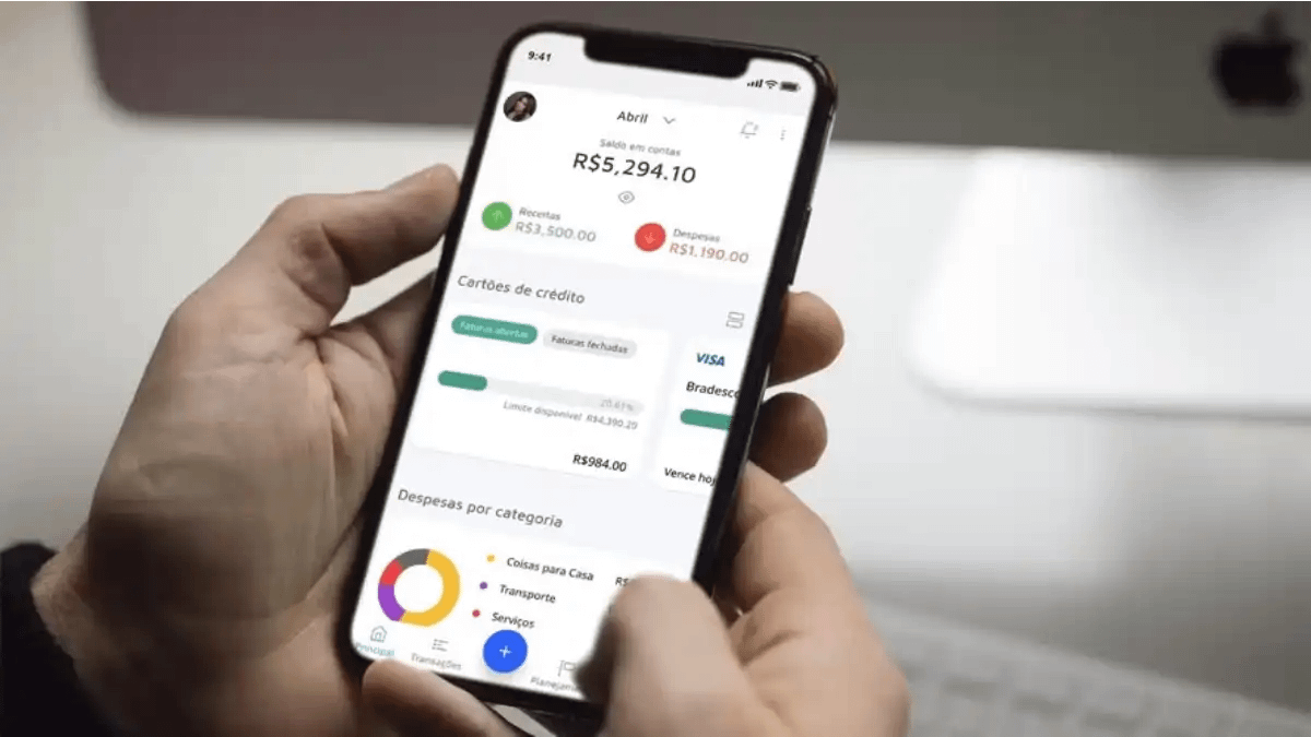 Homem no celular usando apps de organização financeira no blog Conversa Pronta