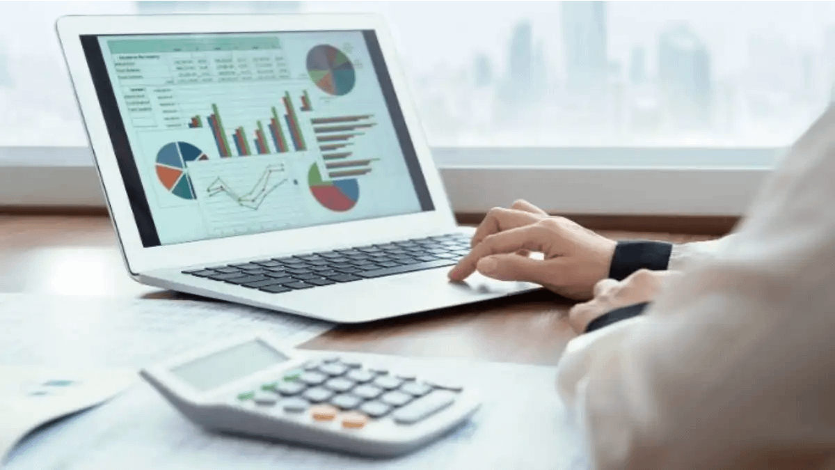 mulher no computador usando apps de organização financeira no blog Conversa Pronta