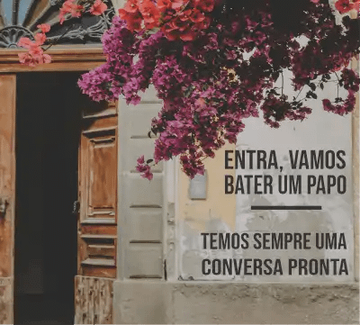 uma-porta-aberta-com-flores-em-volta-no-blog-conversa-pronta-mobile
