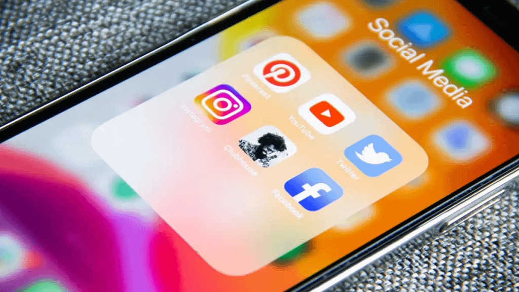 Influencer verde gerando renda nas redes sociais. Dicas no blog Conversa Pronta.