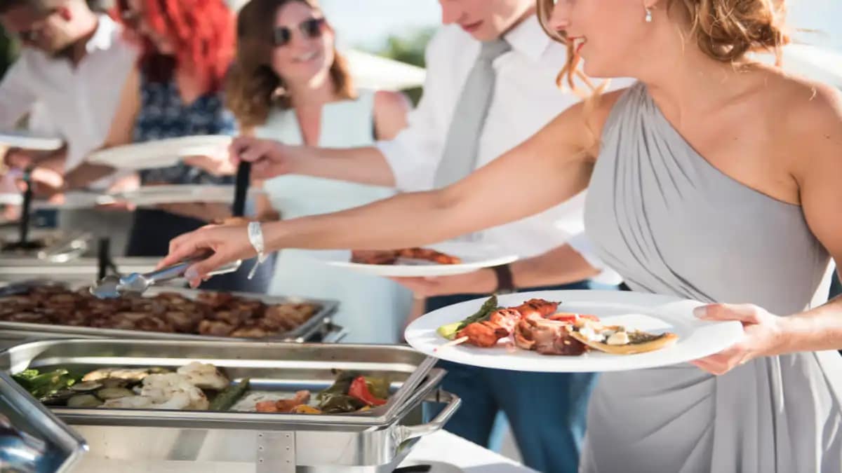 Jantar de casamento com variedade de pratos em bufet econômico no blog Dica Pronta.