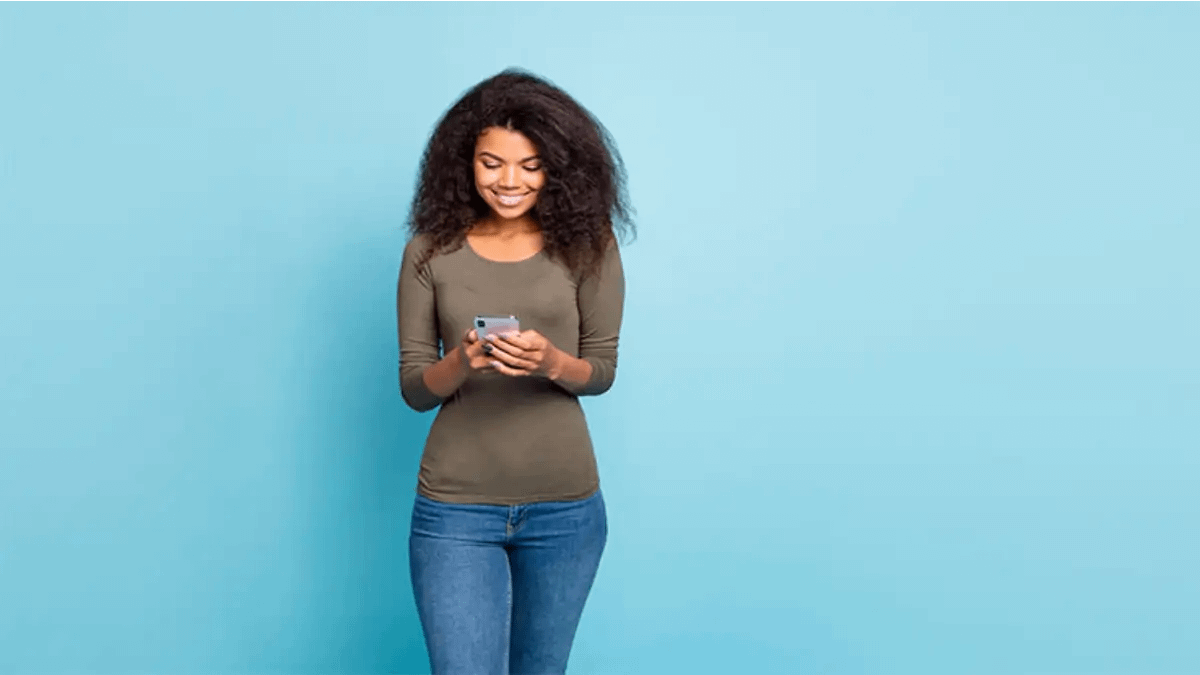 mulher usando apps de organização financeira no blog Conversa Pronta